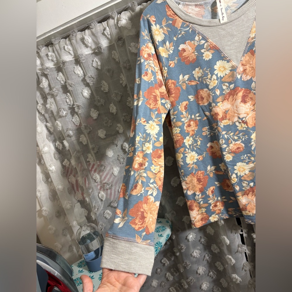 Vanilla Bay Floral Blue and Orange Top - Picture 4 of 5